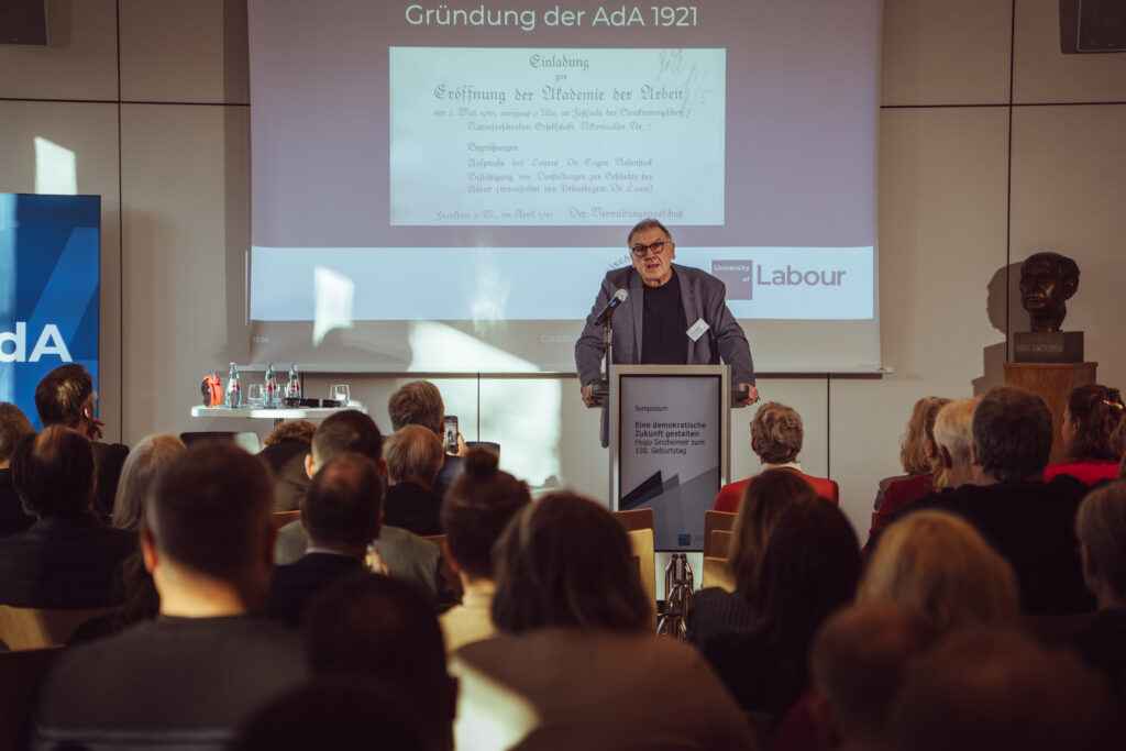 Prof. Dr. Martin Allespach spricht am Rednerpult bei der Veranstaltung zu Ehren von Hugo Sinzheimer.