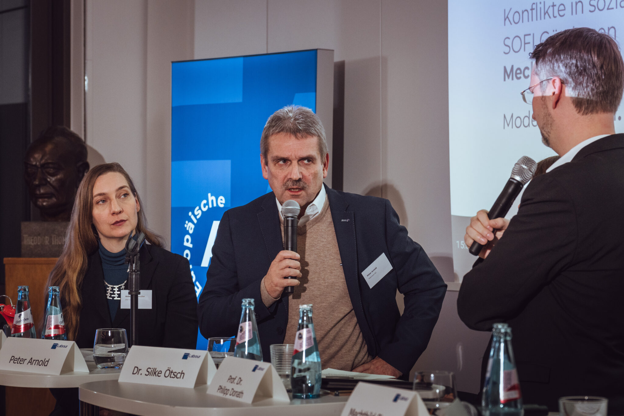 - Europäische Akademie der Arbeit Peter Arnold von Mainova AG diskutiert mit Dr. Silke Bach und einem weiteren Sprecher über Mitbestimmung in der digitalen...